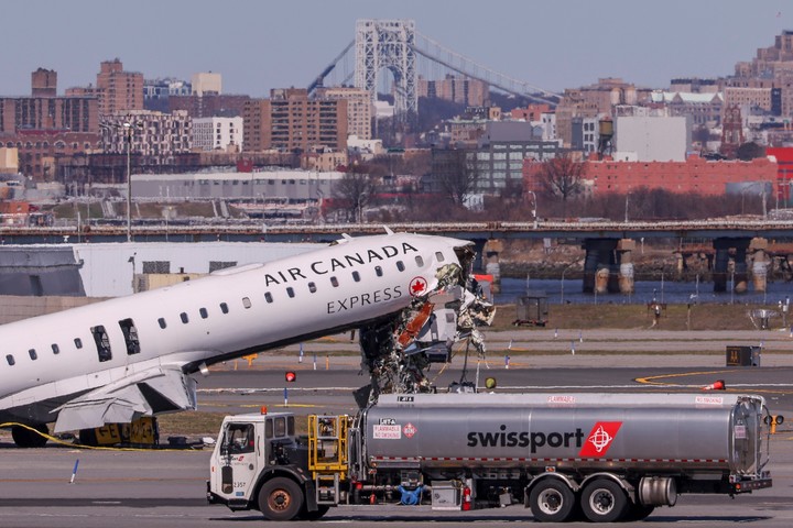 El avión de Air Canada dañado se observa en la pista del Aeropuerto Internacional LaGuardia un día después del accidente. Foto EFE / Sarah Yenesel.