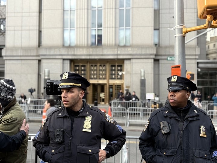Oficiales de policía montan guardia frente a un tribunal federal, en Nueva York, Estados Unidos, el 26 de marzo de 2026. Foto Xinhua