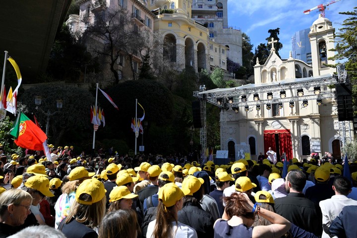 Una multitud de fieles frente a la iglesia de Santa Devota, para ver al Papa León XIV, este sábado. Foto: ANSA 