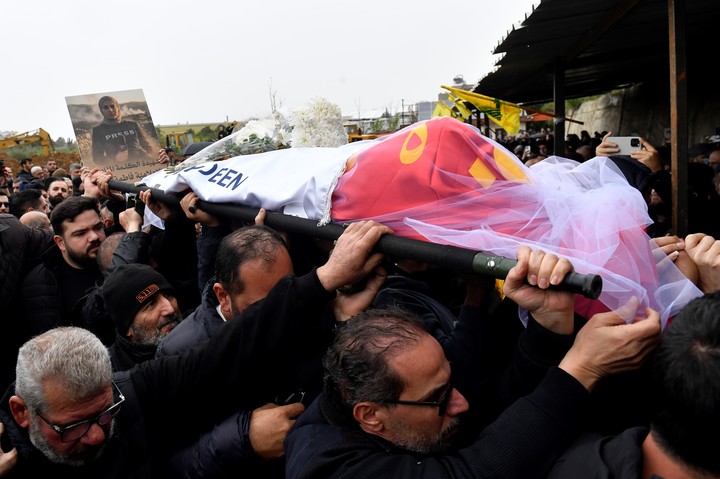 El cuerpo de Fatima Ftouni durante los funerales en Beirut. Foto: EFE