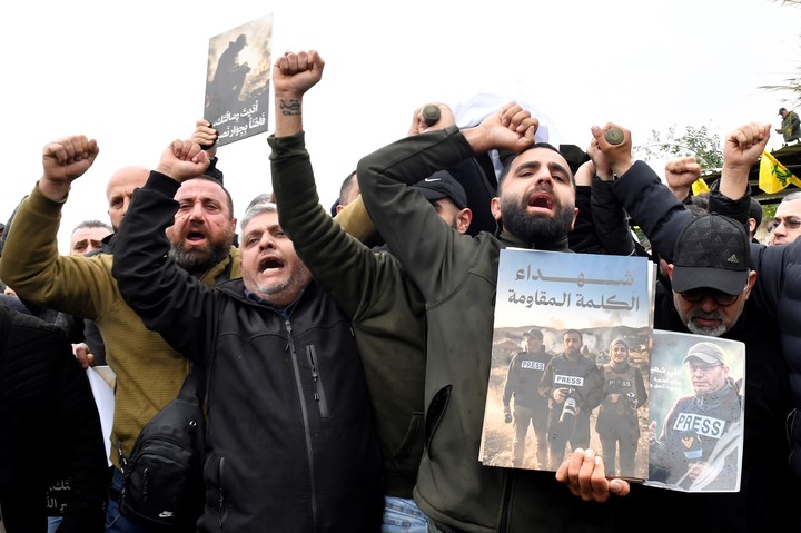 Iraníes cantan consignas durante el funeral de los periodistas. Foto: EFE