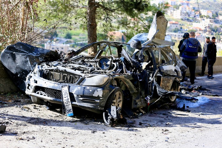 El auto de los periodistas tras el ataque Jezzine. Foto:  Xinhua