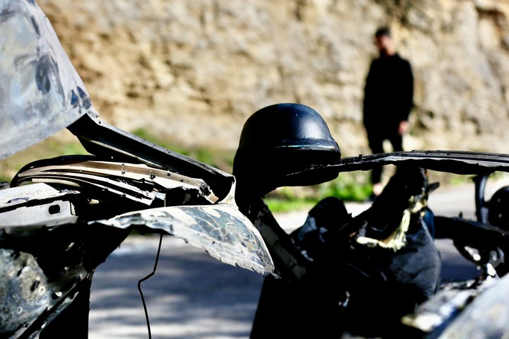 El automóvil destruido en un ataque aéreo israelí, en Jezzine. Foto: Xinhua