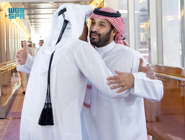 El príncipe heredero Mohammed bin Salman (der.) saluda al Emir de Qatar. Foto: Reuters