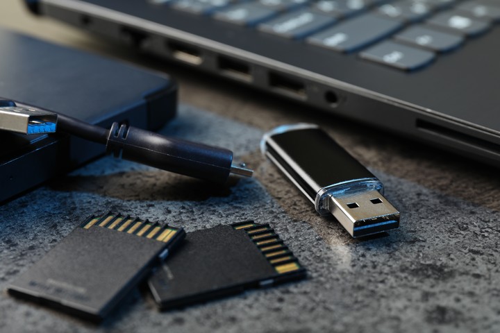 Multiple storage devices data security digital - FTP CLARIN Backup, USB, discos USB, memorias. Foto: Shutterstock