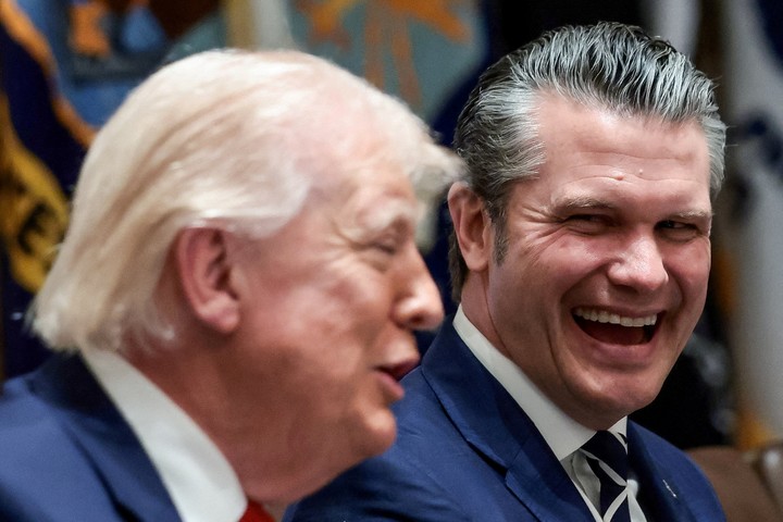 Trump y Hegseth ríen en una reunión de gabinete. Foto: Reuters