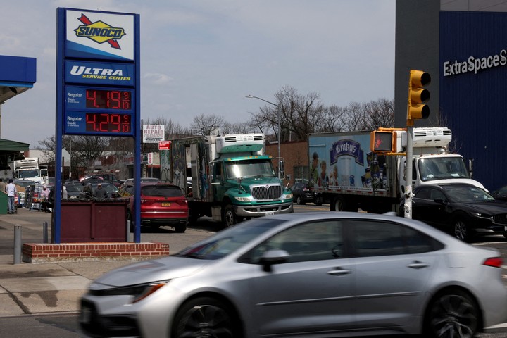 Una estación de servicio en Brooklyn, Nueva York, con los precios de los combustibles, el 31 de marzo. Foto: REUTERS 