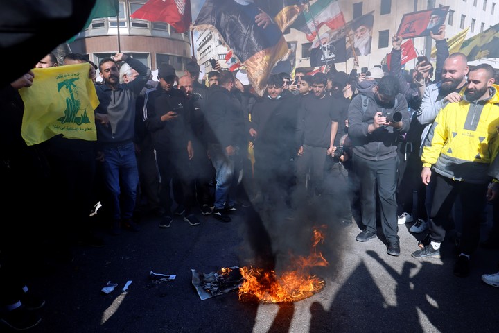 Manifestantes que apoyan a Hezbollah quemaron una foto del primer ministro libanés, Nawaf Salam, en una protesta en Beirut. Efe