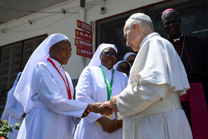 El Papa León XIV visitó este viernes un hospital católico en Douala, Camerún. Foto: EFE 