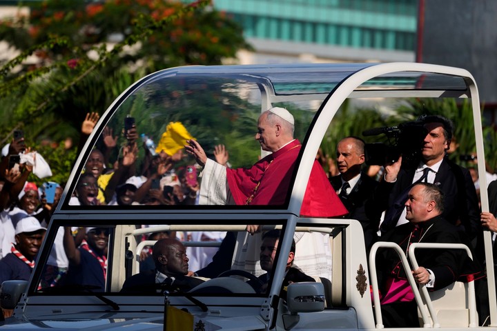 El Papa León XIV saluda desde el Papamóvil al llegar a Luanda, Angola, este sábado. Foto: AP 