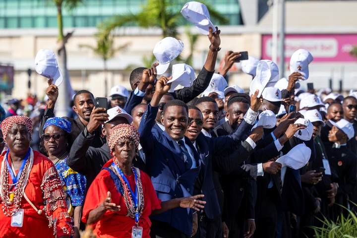 Una multitud de fieles espera al Papa León XIV en Luanda, Angola, este sábado. Foto: EFE