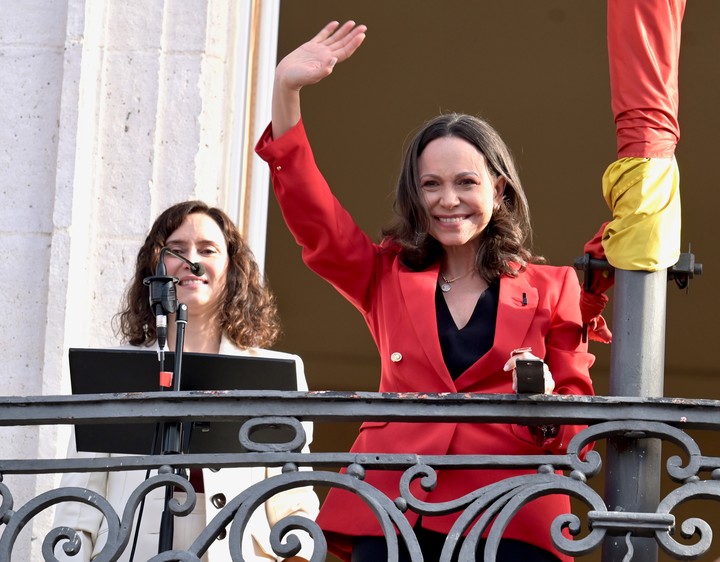 Desde el balcón de la sede del gobierno regional de Madrid, María Corina Machado saludó a los miles de venezolanos en la Puerta del Sol. Foto Cézaro De Luca