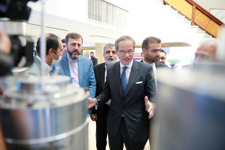 Rafael Grossi, durante una visita a una muestra sobre los avances nucleares de Irán, en Teherán, en abril de 2025. Foto: EFE  