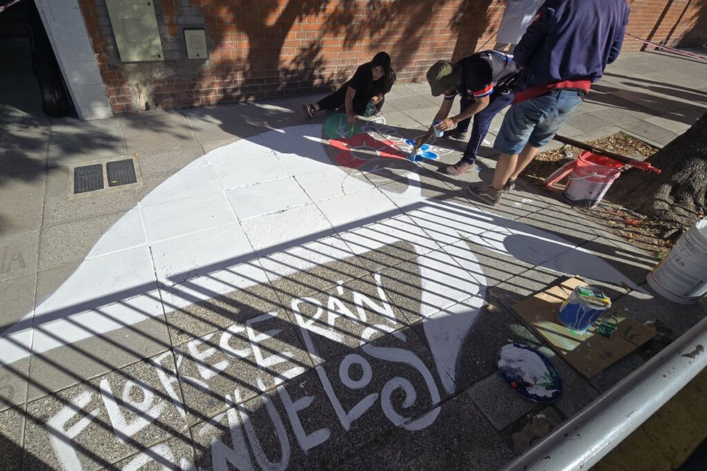La comunidad educativa volvió a pintar los pañuelos de las Madres que el Gobierno porteño había borrado
