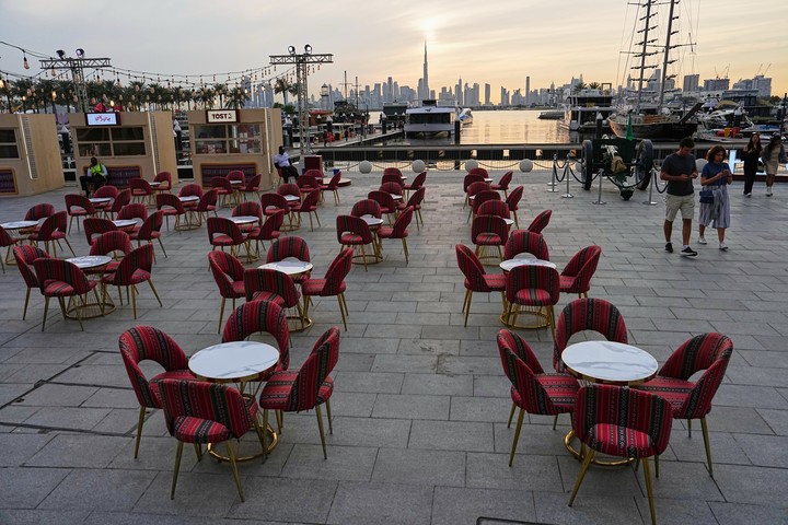 Un restaurant vacío en la costanera de Dubai, días atrás. Foto: AP