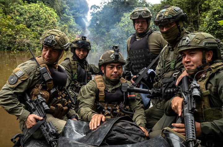 Fuerzas de seguridad colombianas patrullan el río Puré en busca de dragas mineras ilegales cerca de Caucasia, Colombia. Foto: Federico Ríos/ The New York Times