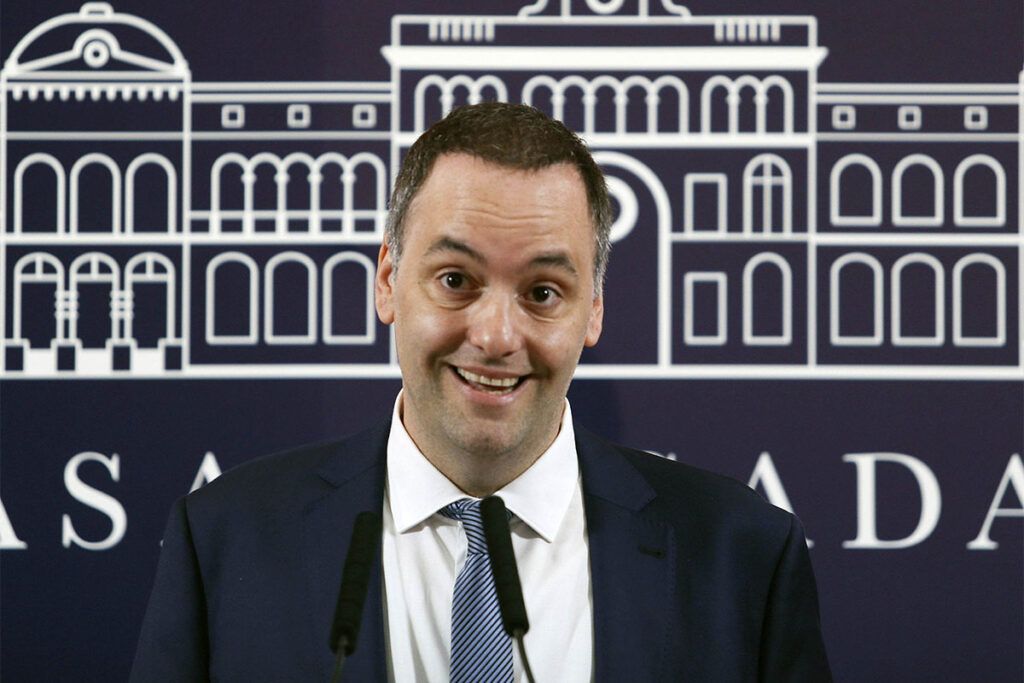 Adorni: investigan la evolución de su capital los últimos dos años