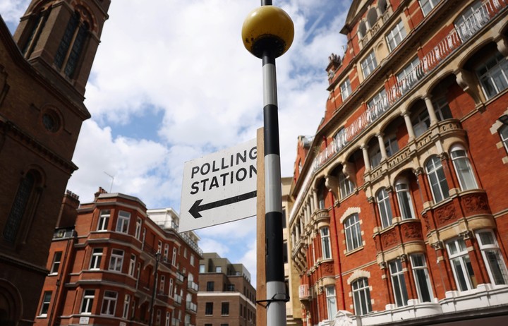 Un cartel indica un centro de votación en Londres, preparado para las elecciones del jueves 7 de mayo. Foto: REUTERS 