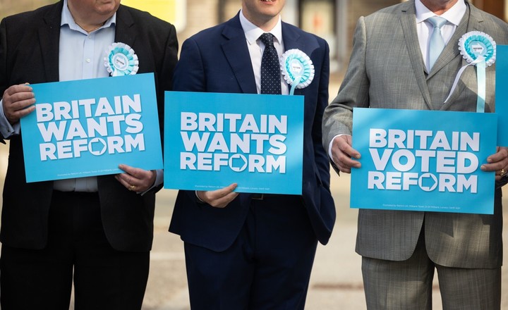 Seguidores del líder de derecha Nigel Farage, con carteles que rezan "Gran Bretaña quiere Reforma" o "Gran Bretaña votó por Reforma". Foto: BLOOMBERG