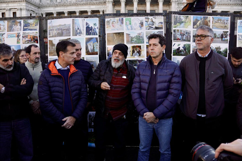 La muestra de Pablo Grillo censurada en el Senado se exhibió frente al Congreso