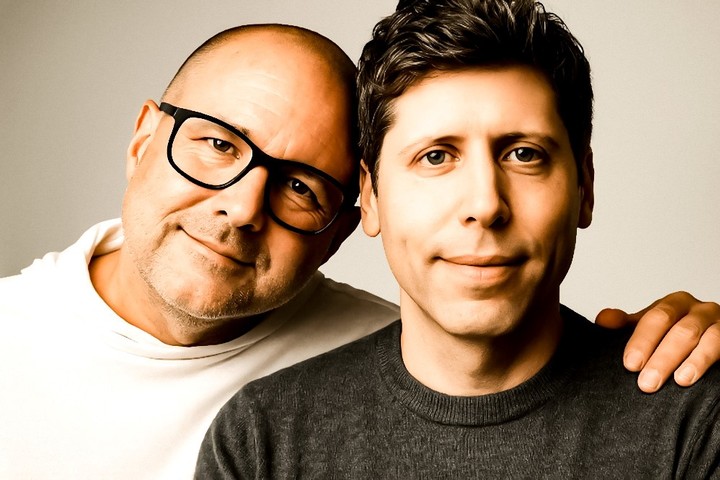 Altman trabaja con Jony Ive, uno de los diseñadores del iPhone.