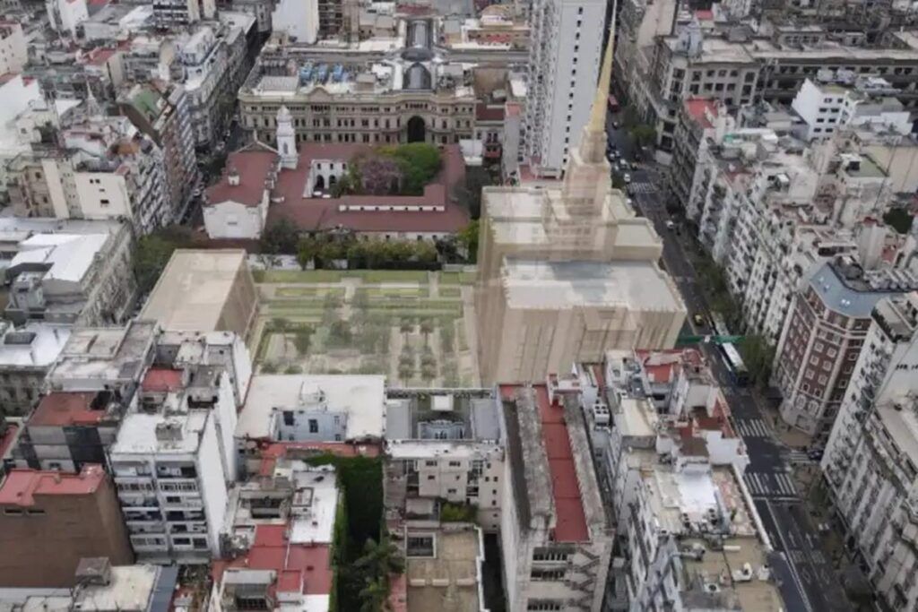 Quién sostiene la construcción de la torre mormona que pone en riesgo un monasterio porteño de 300 años