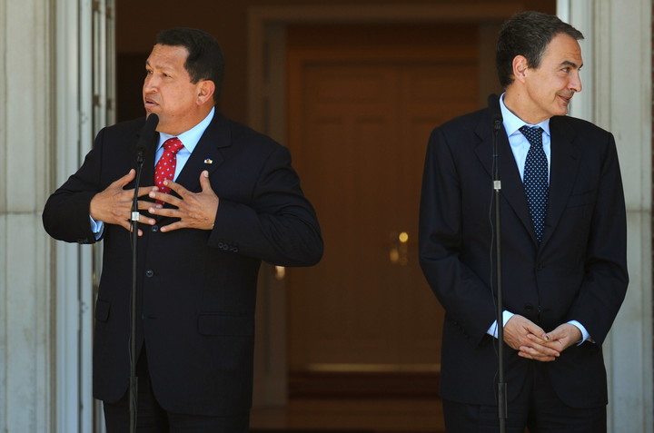 El entonces presidente Hugo Chávez con el entonces jefe de Gobierno español, José Luis Rodríguez Zapatero, en Madrid, en 2008. Foto AFP