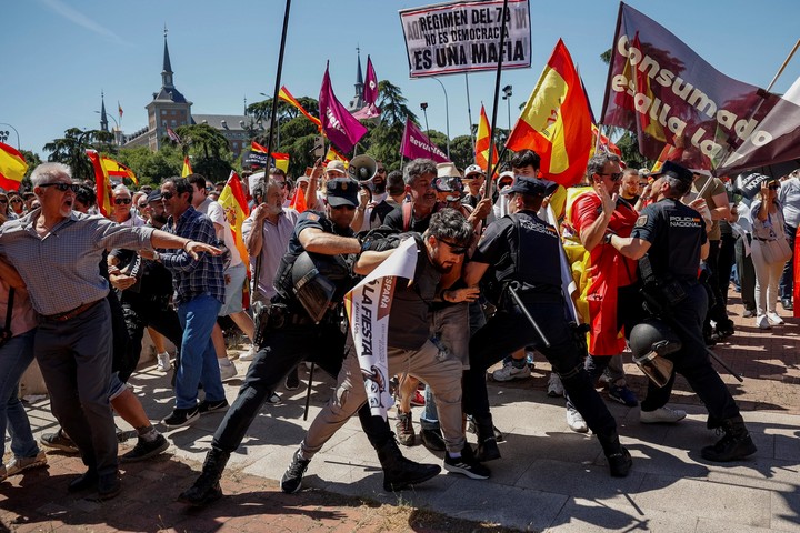 En Madrid, la Policía contuvo a algunos participantes de la "Marcha por la dignidad" que intentaban llegar hasta la sede del gobierno. Foto: EFE/ Daniel González
