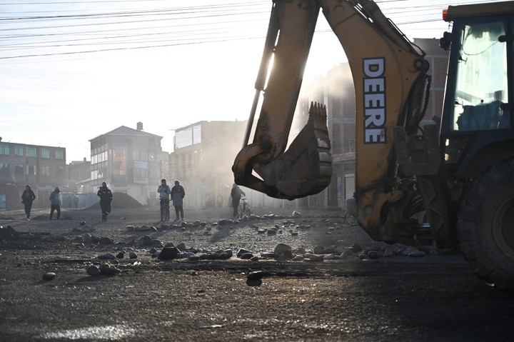 El gobierno de Rodrigo Paz envió topadoras para levantar los piquetes el sábado, pero los manifestantes volvieron a cerrar el tránsito. Foto: REUTERS 