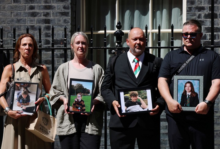 Personas que han perdido hijos o hermanos a causa de daños relacionados con las plataformas en línea. Foto: EFE
