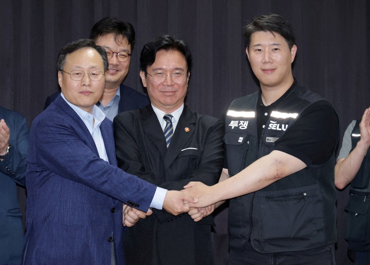 Choi Seung-ho, líder del gremio de trabajadores de Samsung tras sellar el millonario acuerdo de ganancias. Foto Reuters.