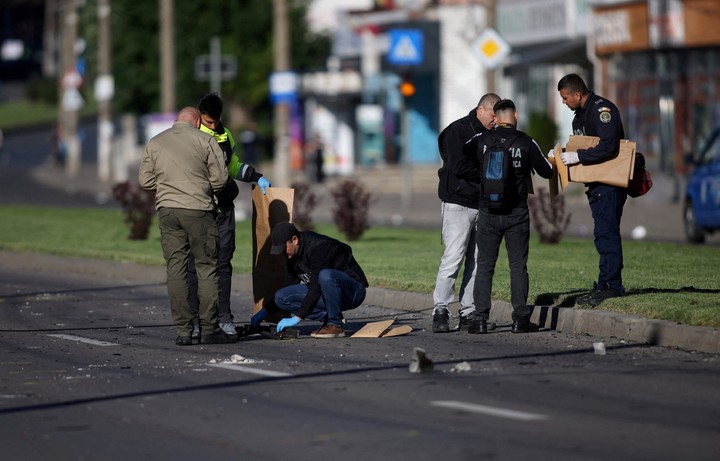 Agentes de la policía rumana trabajan en el lugar de una explosión. Foto: Reuters