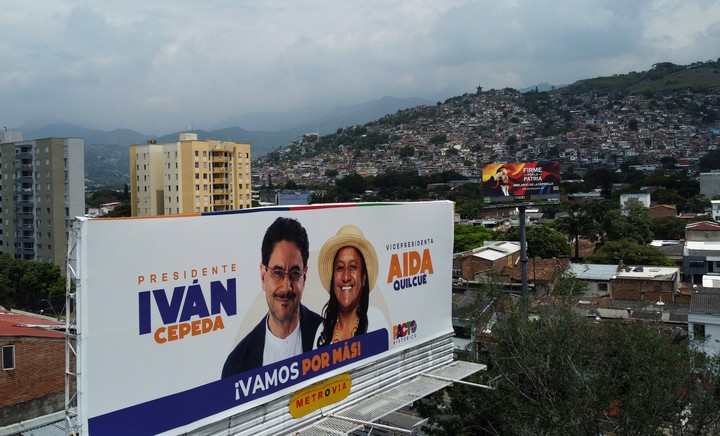 Un cartel de propaganda del candidato oficialista Iván Cepeda, en Cali, Colombia. Foto: AP 