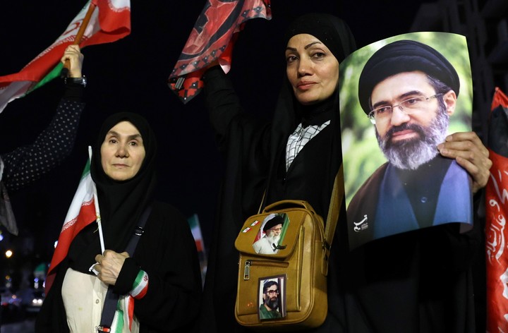 Manifestantes con un retrato del actual líder supremo, el ayatollah Mojtaba Khamenei. Foto: EFE   