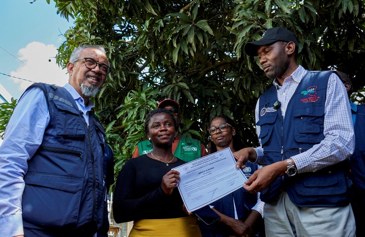 El director de la OMS junto a Furaha Tikamanyire (29), otra paciente recuperada. Foto: Reuters