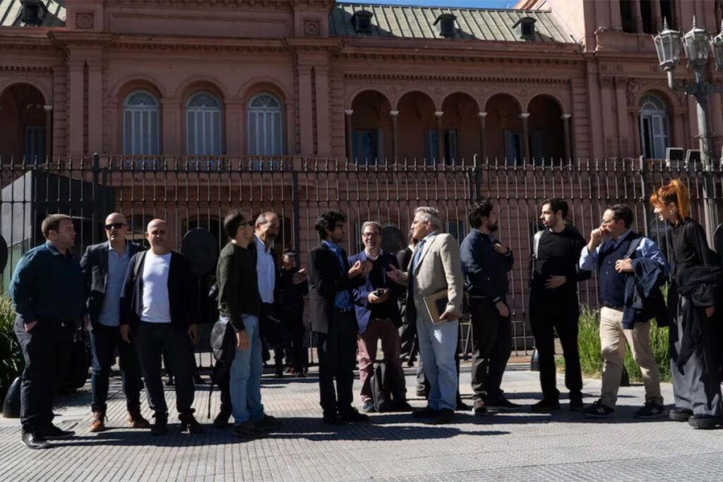 En medio de rechazos y presentaciones judiciales, el gobierno dice que levantaría la restricción en Casa Rosada