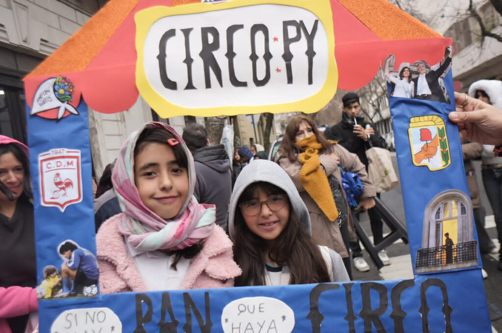 De Morón a San José 1111: una multitud respaldó a Cristina y mostró el “Circo Py” 2 De Morón a San José 1111: una multitud respaldó a Cristina y mostró el “Circo Py”