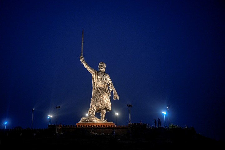 Estatua de Shivaji en Malvan, un pequeño pueblo de Maharashtra, India, 10 de enero de 2026. Las estatuas de Shivaji se alzan por doquier; el fundador del imperio Maratha, que luchó contra la dinastía mogol, es ahora un símbolo para los nacionalistas que buscan reconstruir el país. (Atul Loke/The New York Times)