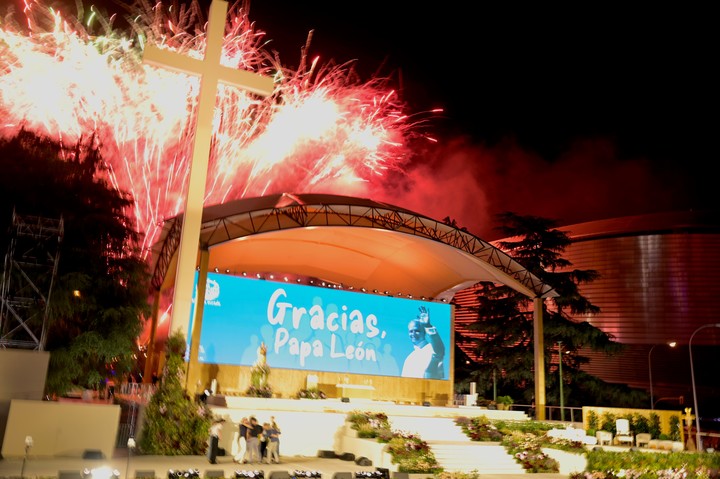 La vigilia del papa con los jóvenes en Madrid terminó pasadas las diez de la noche y con fuegos artificiales. Foto: Cézaro De Luca