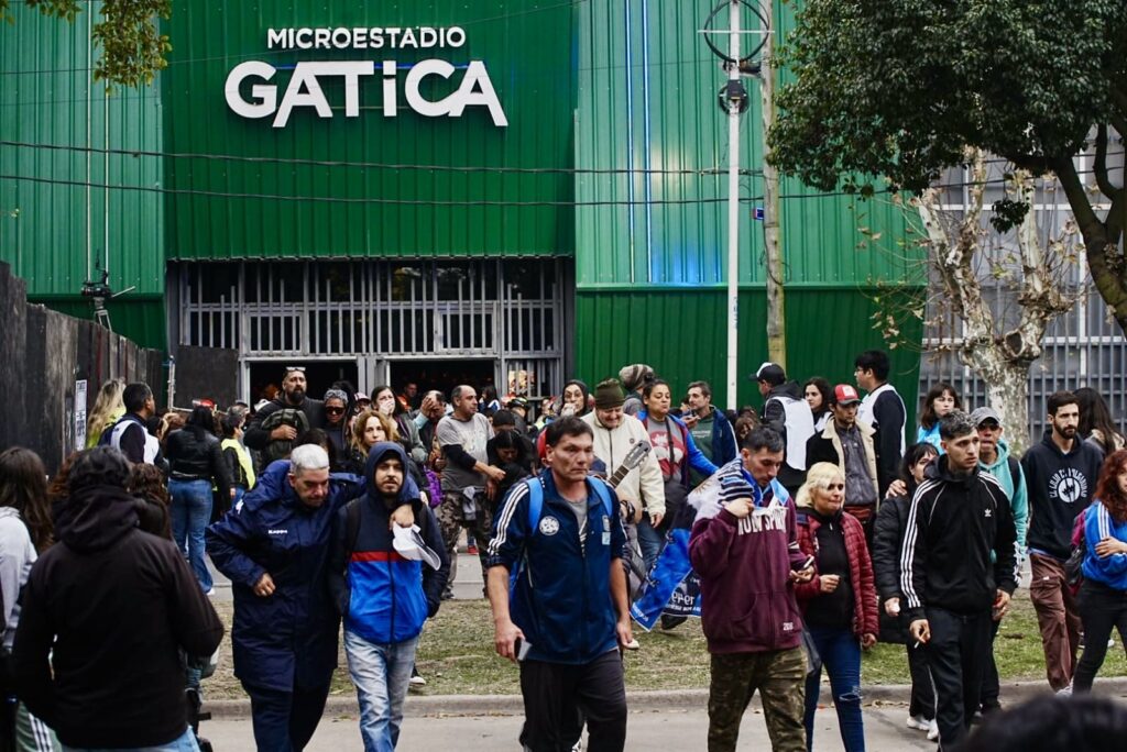 Kicillof sobre la despedida al Indio: “Si no se la provoca ni se la jode, la multitud se organiza” 3 Despedida del Indio Solari en la provincia de Buenos AIres Kicillof
