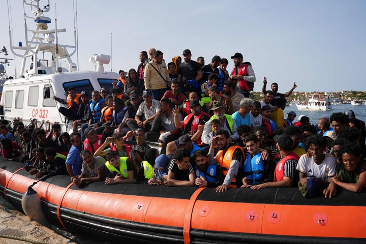 Inmigrantes llegan a la isla de Lampedusa. Foto: Zakaria Abdelkafi / AFP