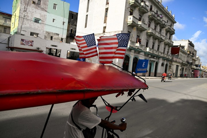 Un bicitaxi con banderas de EE.UU, en La Habana. Foto: REUTERS 