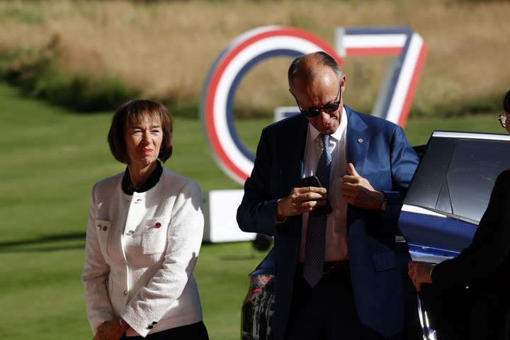El canciller alemán Friedrich Merz (derecha) y su esposa Charlotte Merz llegan al Hotel Royal antes de la cumbre del G7 en Evian-les-Bains, Francia. Foto EFE