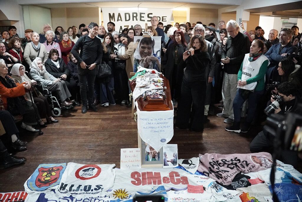 Taty presente: miles de personas despiden a la histórica Madre de Plaza de Mayo