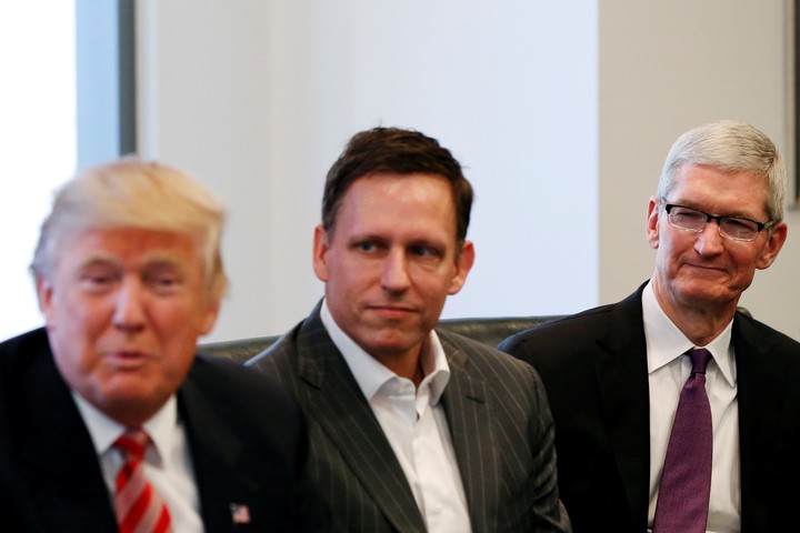 Peter Thiel, junto al presidente estadounidense, Donald Trump, y el ex CEO de Apple, Tim Cook. (Foto: Reuters)