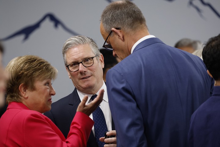 Keir Starmer junto a Kristalina Georgieva en la cumbre del G7. Foto: EFE