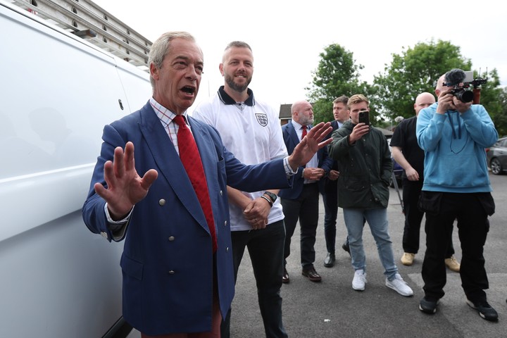 Nigel Farage (izq.) junto a Robert Kenyon. Foto: EFE
