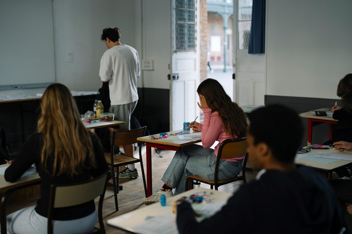 Alumnos en la sala de exámenes de un instituto de París.  Foto Juliette Pavy para The New York Times