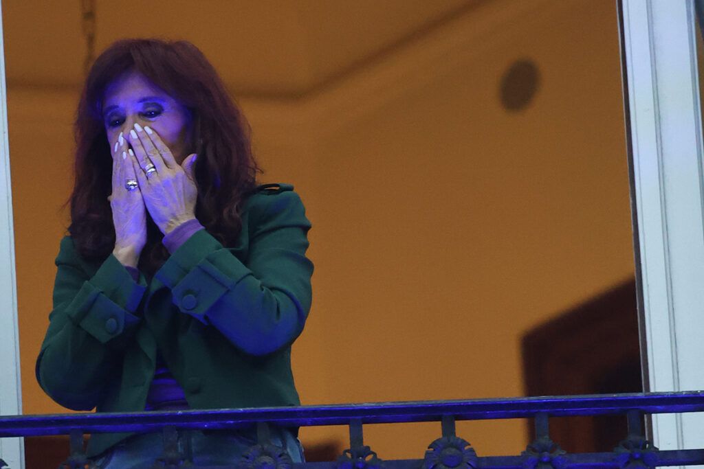 Banderazo en Parque Lezama para reclamar la libertad de Cristina