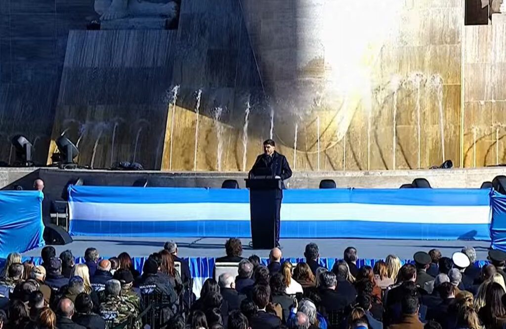 Acto con tensión: el desplante de Villarruel, el apoyo a Adorni y la comparación de Milei con Belgrano